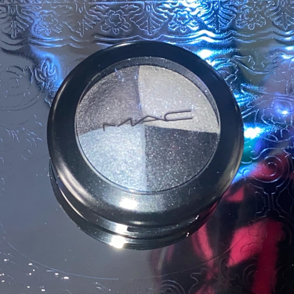 LIVE GIVEAWAY! MAC FOG AND MIST 4 QUAD EYESHADOW PALETTE